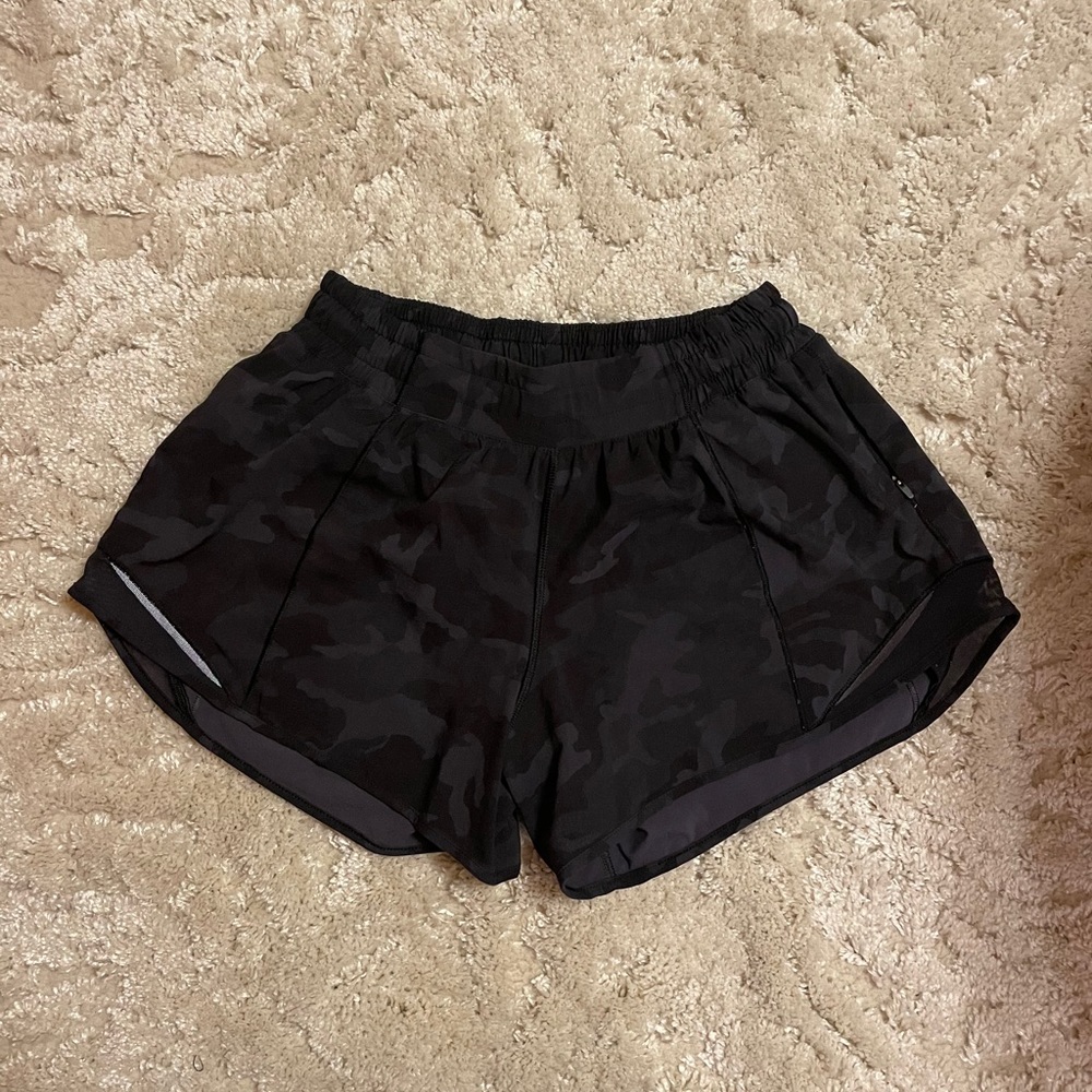 Lululemon Hotty Hot shorts 2.5 inch